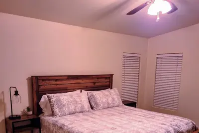 Image de 1 Block from Main St! Steps to Hot Pools! Cozy, spacious, central location!