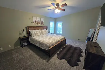 Image de 1 block from Main St & hot pools! Pool Table! Spacious 6 bedroom home