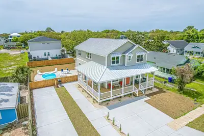 Image de 6 Br/6 Ba w/ Pool & Hot Tub, ample Parking, close to Beach & Downtown!