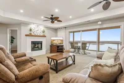 Image de Spacious Penthouse 4 bedroom, 4 bath condo, spectacular view of the lake -Off Hh