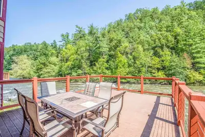 Image de Riverfront Premium Cabin, 3 bed 3. 5 bath, On the River, Sleep 10