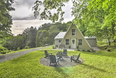 Image de A-Frame Cabin w\/ Hot Tub: 5 Mi to Waterford!