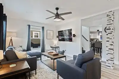 Image de Professionally Maintained Home Near Downtown & Msu w\/Game Room~Ping Pong Table