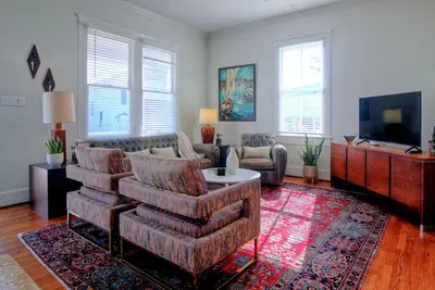 Spacious, Stylish Renovated Haven - 4 blocks to beach