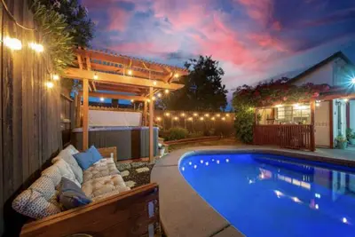 Image de Cheerful gateway with pool and hot tub