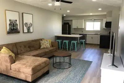 Image de Fully Renovated Peek-A-Boo Bay View Duplex #2- 7 min from the Horse Show