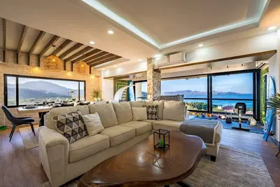Image de Stunning ocean views from every single window -- only 5 minute walk to the beach