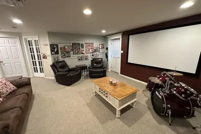 Image de 5 Br with home office/Band & Piano setup/private Gym/Theater & Entry