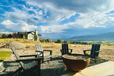 Image de Five Bedroom Stunner with Lake/Mountain Views and Private Hot Tub
