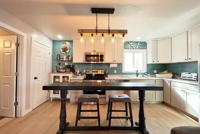 Image de Newly Remodeled Interior is Warm and Inviting. 10 minutes from town.