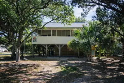 Image de Edisto Echo: Updated Pet Friendly Beach Home, Covered Porch, Minutes to Beach Access