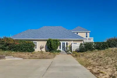 Image de 🏖️Hook, Line & Sinker - Oceanfront 3 Br home - Dogs Allowed 🐶