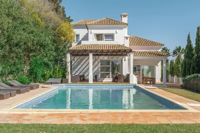 Villa Oleandro avec vue sur les montagnes, piscine, jardin et Wi-Fi.