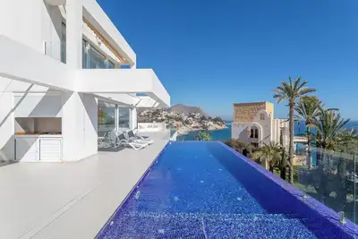 Image de Villa de Luxe Lizo avec Vue Fabuleuse, Piscine, Terrasse et Wi-Fi