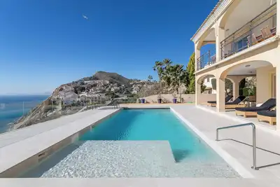 Image de Villa Mina de première classe avec vue spectaculaire, piscine et Wi-Fi.