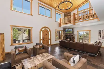 Image de Mountain Chic by Destination Big Bear : Gorgeous Log Home Located in Castle Glen Estates! Game Room! Lake Views!