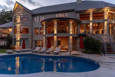 Image de Look no further for your own private oasis on Table Rock Lake!