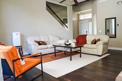 Image de Casa Mahogany - East Bricktown's Contemporary Gem. Hot Tub!