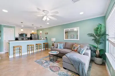 Beautiful condo on Seawall