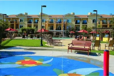 Image de Downtown & Local wineries nearby as well as theme park! Family oriented & patio