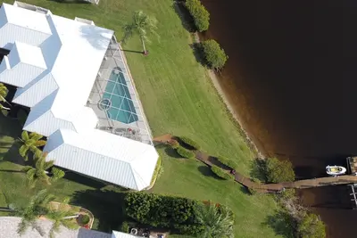 Image de Amazing villa with view and direct access to the water. \nHeated pool and jacuzzi.