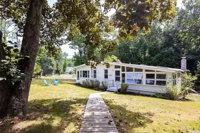 Image de Cottage on private road and 5-min walk to beach