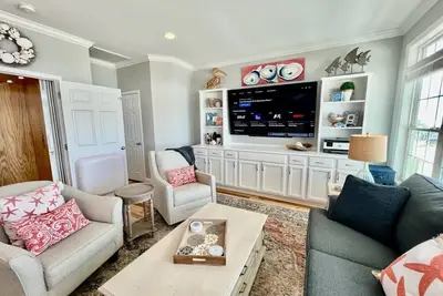 Image de Beautiful! -Heated Saltwater Pool! -Ocean Views! -2nd Row 5br/4+2 Half Ba-Elevator!