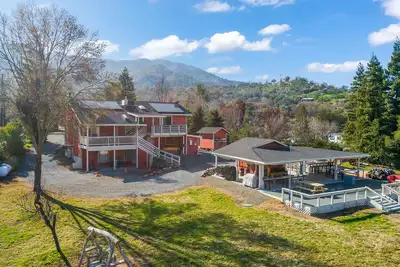 Image de Charming 3-4 Br home with pool, river access & sweeping grounds