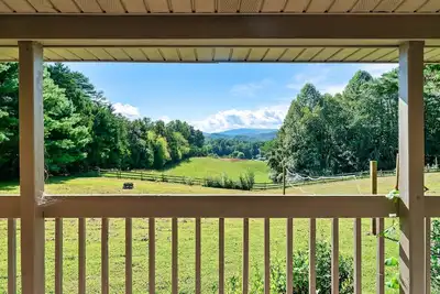 Image de Secluded, renovated, cabin with gorgeous mountain views, firepit, hot tub