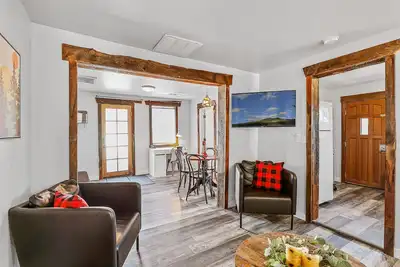 Image de Eclectic & Fun Lumberyard Urban Cabin #2 in downtown, next to Nau