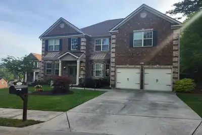Image de Large home available for Masters