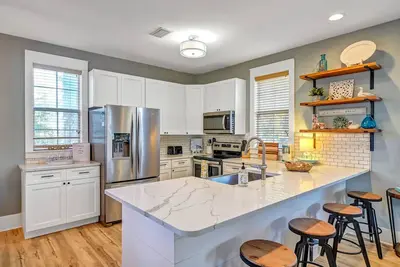 Image de Gated, 3 Pools, Hot Tub, Screened Balcony!