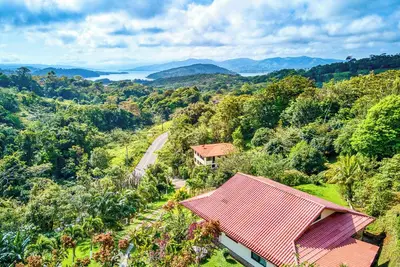 Image de Lakeview retreat, large 3br villa w\/volcano view, fiber-optic and all the birds!