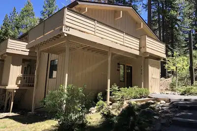 Image de Newly Rennovated and Air Conditioned Townhouse -1 mile from Skiing
