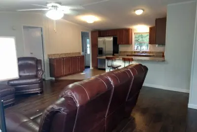 Image de Spacious sanctuary walking distance to forest