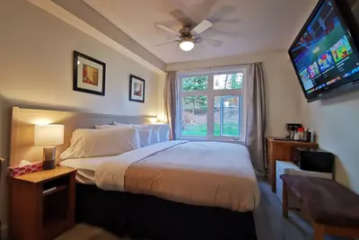 Image de King Bed Lovely 1 Br hotel room cls Dt Canmore, Gym, Ug Parking