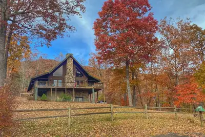 Image de Breathtaking mountain views with 3 master suites, a hot tub + detached game room