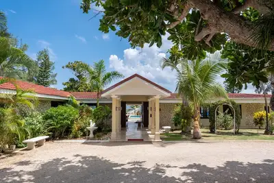 Image de Seven Seas Villa- Private & Fully Staffed! Oceanfront with Heated Pool & Jacuzzi