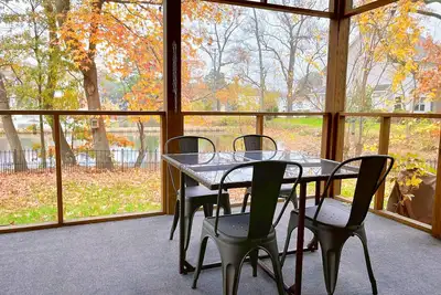 Image de New! 7 mins walk to  the beach, water front view sun room!