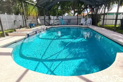 Image de Beautiful Home in East Port St Lucie. Heated and Screened Saltwater Pool