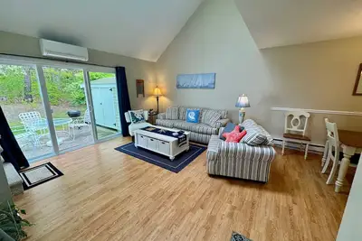 Image de Spacious, renovated and beautifully decorated Howland Village townhouse with straight staircase