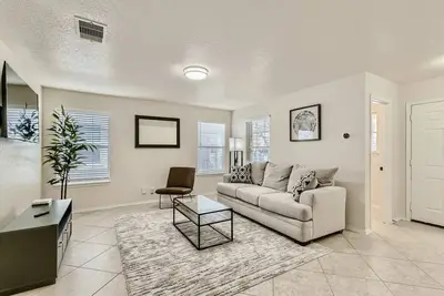 Image de Cozy 3br/2. 5ba home located near Utsa/1604