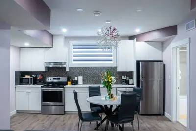 Image de New Stylish 2 bdrm suite-10min to Airport\/Self check-in\/Free Wifi\/Free parking