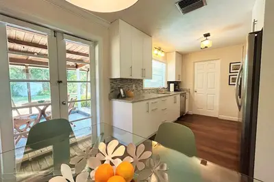 Image de Guests Love This Home & Location\n 1 Mile to Downtown, Trolley to Beach, Pets Ok!