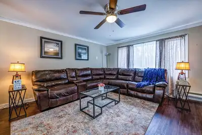 Image de \"Hideout Haven\" w/ Ac, firepit, Game Room, Roku TVs, indoor recreation center