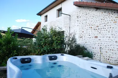 Image de Charming pebble house, outdoor jacuzzi, on the edge of the woods