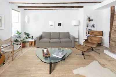 Image de Remodeled historic home w\/backyard, steps to farmer's market, coffee, food, bars