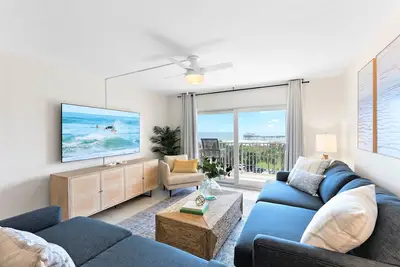 Image de Stylish Coastal Penthouse | Oceanfront Views  | Heated Pool  | Steps to the Pier