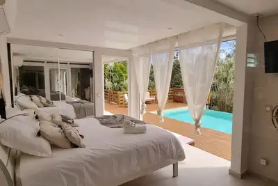 Loft d'exception, piscine, jacuzzi, bar privés!