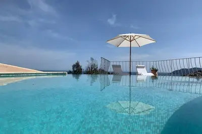 Image de Cannes, Provence. Villa with sensational sea views and infinity saltwater pool